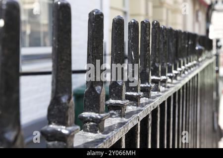 Recinzione in ferro battuto con punte Foto Stock