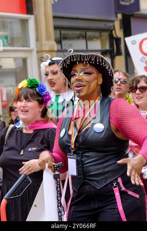 Bath tiene la sua prima Pride march. Gli organizzatori dicono che è un'opportunità per la comunità LGBTQ di celebrare la loro individualità e i progressi che hanno fatto. Foto Stock