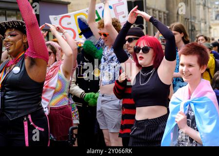 Bath tiene la sua prima Pride march. Gli organizzatori dicono che è un'opportunità per la comunità LGBTQ di celebrare la loro individualità e i progressi che hanno fatto. Foto Stock