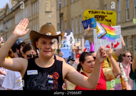 Bath tiene la sua prima Pride march. Gli organizzatori dicono che è un'opportunità per la comunità LGBTQ di celebrare la loro individualità e i progressi che hanno fatto. Foto Stock