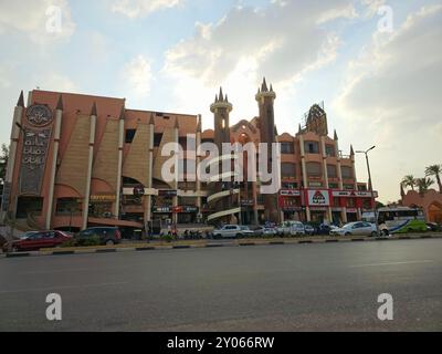 Cairo, Egitto, luglio 27 2024: Parco divertimenti Wonder Land, Wonderland City include molti giochi emozionanti, la stella del treno espresso loping, ruota dei carri, Foto Stock