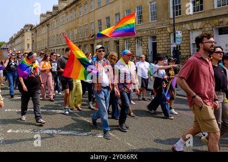 Bath tiene la sua prima Pride march. Gli organizzatori dicono che è un'opportunità per la comunità LGBTQ di celebrare la loro individualità e i progressi che hanno fatto. Foto Stock