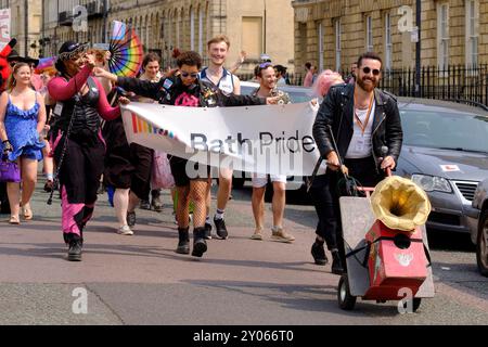 Bath tiene la sua prima Pride march. Gli organizzatori dicono che è un'opportunità per la comunità LGBTQ di celebrare la loro individualità e i progressi che hanno fatto. Foto Stock