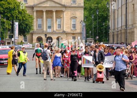 Bath tiene la sua prima Pride march. Gli organizzatori dicono che è un'opportunità per la comunità LGBTQ di celebrare la loro individualità e i progressi che hanno fatto. Foto Stock