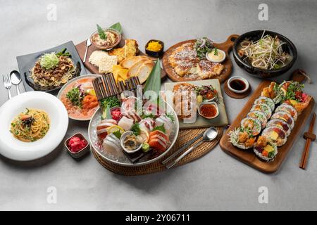 Gamberetti fritti, panini, pesce crudo invecchiato, pesce crudo, frutti di mare bianchi , pesce, cotolette, tofu morbido, patate al formaggio di uova pollack, uova, formaggio, patate, maiale, grigliata Foto Stock