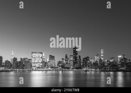 In bianco e nero dello skyline di Manhattan a New York di notte Foto Stock