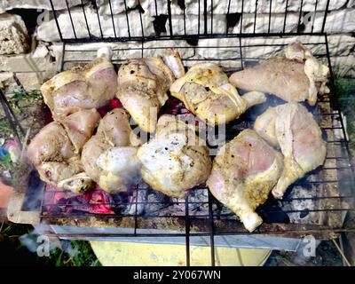 Quarti di pollo su griglia grigliati e grigliati con fiamma di carbone, grigliata di carne di pollo cotta su carbone, festa al barbecue di pollo Mesahab di notte, s. Foto Stock