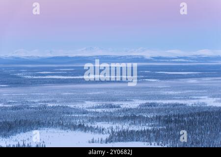 Vista della riserva naturale di Sjaunja, sito patrimonio dell'umanità della Laponia, di Kebnekaise, Norrbotten, Lapponia, Svezia, dicembre 2013, Europa Foto Stock