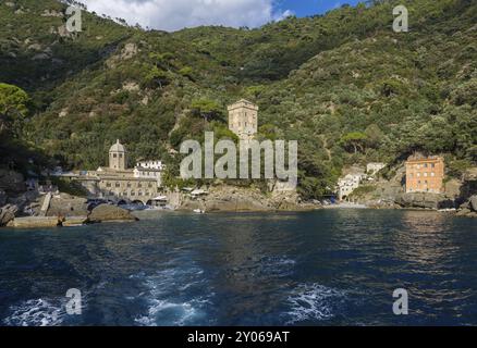 L'abbazia e il paese di San Fruttuoso, situato nella riserva naturale di Portofino, in Italia Foto Stock