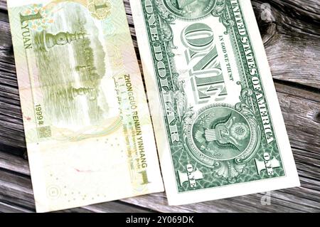 1 una banconota in contanti dello Yuan cinese emessa dalla People's Bank of China e un dollaro statunitense, moneta americana e cinese b Foto Stock