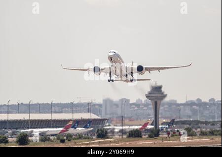 Madrid, Spagna; 05-24-2024: Airbus A350 della compagnia spagnola Iberia inizia la manovra di decollo con il carrello di atterraggio schierato e il Foto Stock