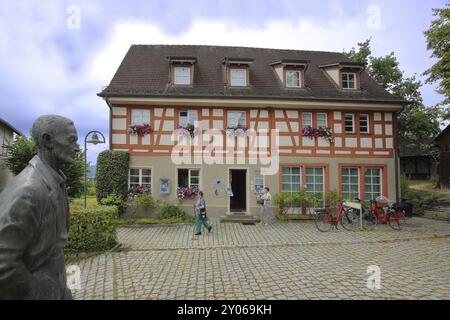 Hermann Hesse Museum and Sculpture, casa a graticcio, visitatori, persone, Gaienhofen, Untersee, Lago di Costanza, regione del Lago di Costanza, Baviera, Germa Foto Stock