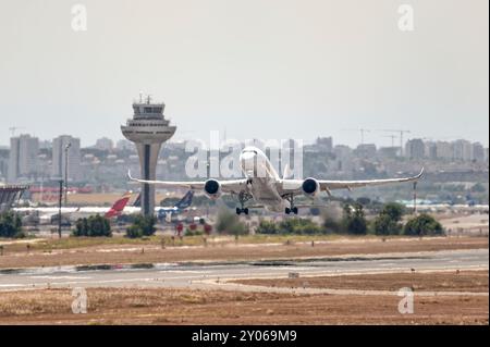 Madrid, Spagna; 05-24-2024: Airbus A350 della compagnia spagnola Iberia inizia la manovra di decollo con il carrello di atterraggio schierato e il Foto Stock