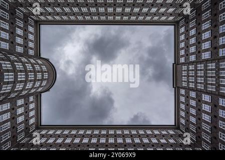 Vista dal basso nel Chilehaus Foto Stock