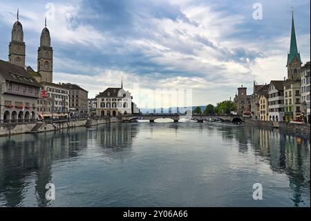 Vista di Zurigo dall'area del fiume con vista delle torri dell'orologio della chiesa di Grossmunster e Fraumunster. Foto Stock