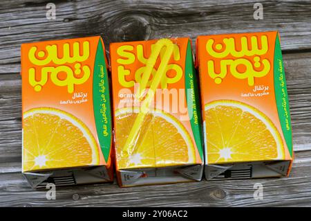 Cairo, Egitto, 9 agosto 2024: Succo di frutta d'arancia SunTop, ricco di vitamina C, senza aromi artificiali, colori o dolcificanti, fru rinfrescante ed energizzante Foto Stock