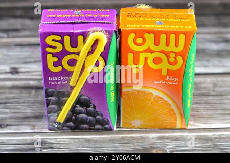 Cairo, Egitto, 9 agosto 2024: Succo di frutta SunTop Orange e Blackcurrent, ricco di vitamina C, senza aromi artificiali, colori o dolcificanti, rinfrescante A. Foto Stock