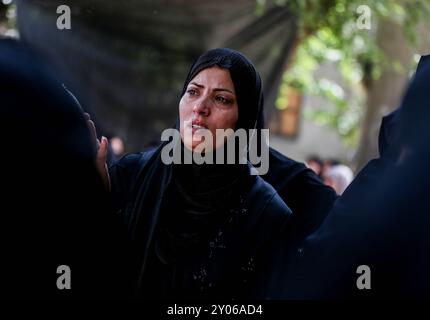 Khan Yunis, Striscia di Gaza, Palestina. 20 settembre 2023. Parenti e amici del palestinese Yousef Radwan, 25 anni, lo piangono durante il suo funerale a Khan Yunis, a sud della Striscia di Gaza. Yousef è stato colpito dalle forze israeliane durante le manifestazioni di palestinesi lungo il confine tra la Striscia di Gaza e Israele in segno di protesta contro le violazioni israeliane a Gerusalemme e alla Moschea di al-Aqsa Foto Stock