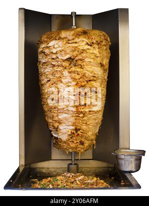 Pollo spiedato alla griglia, carne tradizionale servita all'interno di un sandwich shawarma nei paesi arabi del Medio Oriente, cucinando in macchina isolata su pu Foto Stock