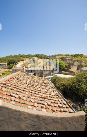 Il villaggio di Dapu, un tradizionale villaggio Matsu caratterizzato da case in mattoni in stile Fujian con tetti piastrellati sull'isola di Juguang a Taiwan. Verticale Foto Stock