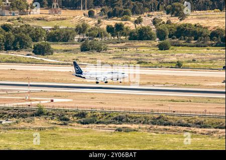 Madrid, Spagna; 05-18-2024: Aereo commerciale del modello Airbus A320 della compagnia tedesca Lufthansa che atterra sulla pista Foto Stock