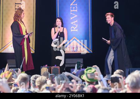 Amburgo, Germania. 1 settembre 2024. Madita van Hülsen (l-r), presentatrice, Evanna Lynch, attrice irlandese e Jannik Schümann, presentatrice, sono sul palco dell'evento fan di Harry Potter "Back to Hogwarts" al Theater am Großmarkt. Con l'ingresso gratuito, i fan vedranno due esempi dello spettacolo "Harry Potter e il bambino maledetto" e potranno dare un'occhiata dietro le quinte. Crediti: Georg Wendt/dpa/Alamy Live News Foto Stock