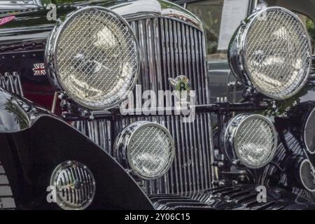 Welfenallee, Berlino, Germania, 16 giugno 2018: Frontlamps su una Bentley d'epoca all'annuale riunione di auto Oldtimer a Frohnau, in Europa Foto Stock