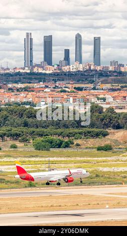 Madrid, Spagna; 05-18-2024: Aereo commerciale del modello Airbus A321 della compagnia spagnola Iberia Express atterra all'aeroporto di Madrid con i cinque Foto Stock