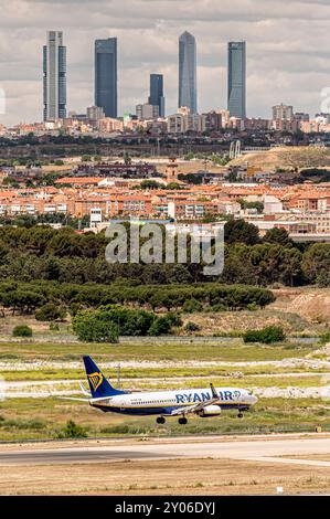 Madrid, Spagna; 05-18-2024: Aereo commerciale del modello Boeing 737 della compagnia irlandese Ryanair che atterra all'aeroporto di Madrid con le cinque torri di Foto Stock