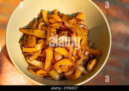 Ciotola di Fajita Veggies. Peperoni e cipolle, colori caldi. Foto Stock