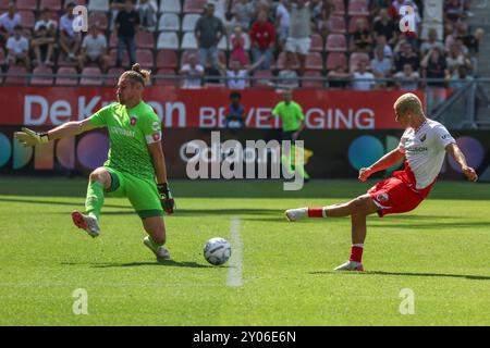 Utrecht, Paesi Bassi. 1 settembre 2024. UTRECHT, PAESI BASSI - 1 SETTEMBRE: CAN Bozdogan dell'FC Utrecht scatta un tiro durante una partita olandese in Eredivisie tra FC Utrecht e FC Twente allo Stadion Galgenwaard il 1° settembre 2024 a Utrecht, Paesi Bassi. (Foto di Ben Gal/Orange Pictures) credito: dpa/Alamy Live News Foto Stock