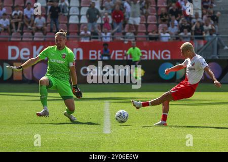 Utrecht, Paesi Bassi. 1 settembre 2024. UTRECHT, PAESI BASSI - 1 SETTEMBRE: CAN Bozdogan dell'FC Utrecht scatta un tiro durante una partita olandese in Eredivisie tra FC Utrecht e FC Twente allo Stadion Galgenwaard il 1° settembre 2024 a Utrecht, Paesi Bassi. (Foto di Ben Gal/Orange Pictures) credito: dpa/Alamy Live News Foto Stock