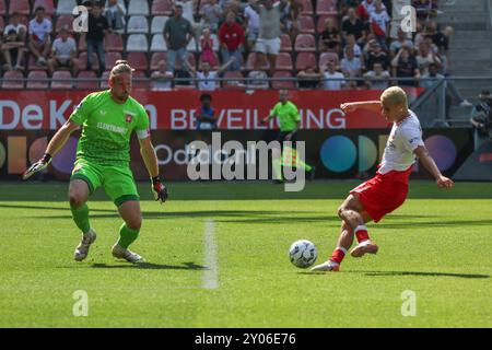 Utrecht, Paesi Bassi. 1 settembre 2024. UTRECHT, PAESI BASSI - 1 SETTEMBRE: CAN Bozdogan dell'FC Utrecht scatta un tiro durante una partita olandese in Eredivisie tra FC Utrecht e FC Twente allo Stadion Galgenwaard il 1° settembre 2024 a Utrecht, Paesi Bassi. (Foto di Ben Gal/Orange Pictures) credito: dpa/Alamy Live News Foto Stock