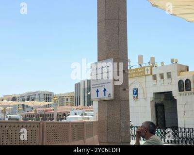 Medina, Arabia Saudita, giugno 26 2024: Per inviare Salam al profeta Maometto pace sii su di lui firmare l'esterno della Moschea del Profeta o al Masji Foto Stock