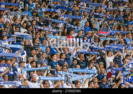 Sport, calcio, Bundesliga, 2024/2025, VfL Bochum vs. Borussia Moenchengladbach 0-2, Vonovia Ruhr Stadium, visitatori, tifosi del Bochum si divertono e presentano le loro sciarpe da club, I REGOLAMENTI DFL VIETANO QUALSIASI USO DI FOTOGRAFIE COME SEQUENZE DI IMMAGINI E/O QUASI-VIDEO Foto Stock