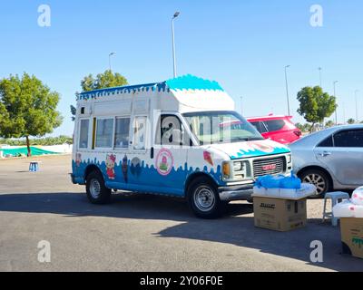 Medina, Arabia Saudita, giugno 27 2024: Gelateria gelateria a Madinah, gelateria furgoncino, serve come camion di specialità alimentari fredde o Am Foto Stock