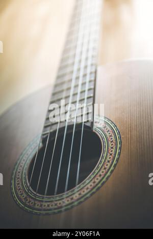 Spaccato di una chitarra classica corpus e stringhe, primo piano Foto Stock