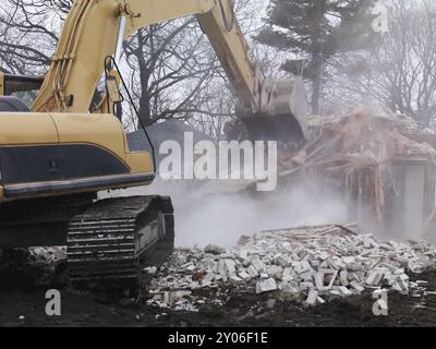 Escavatore che demolisce una casa. Toronto, Canada, Nord America Foto Stock