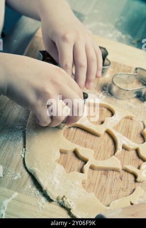 Preparare biscotti di Natale fatti in casa Foto Stock