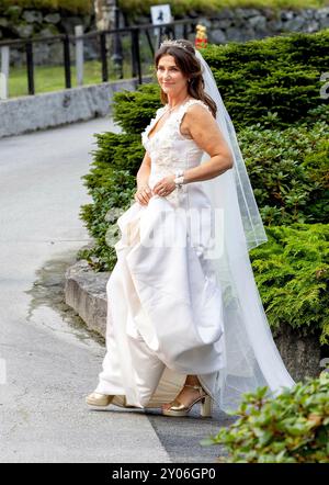 Geiranger, Norwegen. 31 agosto 2024. Geiranger, Norvegia 3108-2024 la Principessa Märtha Louise saluta la folla all'Union Hotel di Geiranger credito: Albert Nieboer Netherlands OUT Point de Vue OUT/dpa/Alamy Live News Foto Stock