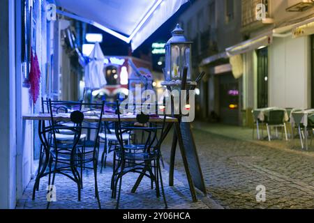 Ripresa notturna. Ristorante abbandonato nel centro storico della città. Lagos. Algarve, Portogallo, Europa Foto Stock