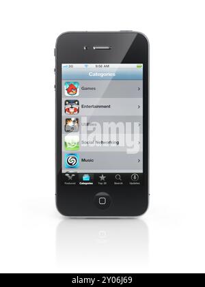 Apple iPhone 4 smartphone con menu App Store sul suo visualizzatore isolato con percorso di clipping su sfondo bianco. Foto di qualità elevata Foto Stock