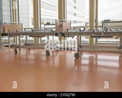 Clinica con letti d'ospedale vuoti nel corridoio Foto Stock