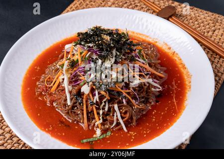 Jokbal, cucina coreana, maiale al vapore, vassoio, spaghetti di grano saraceno, contorni, gamberetti salati, lattuga, speziati, medicina orientale, uova di pesce volanti, palle di riso Foto Stock