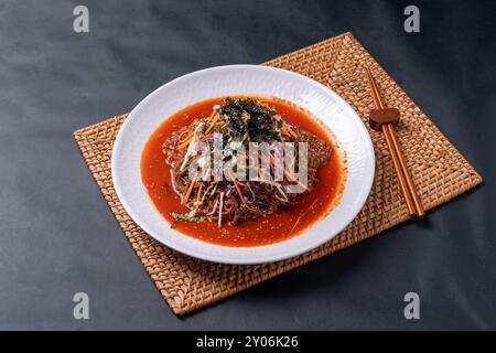 Jokbal, cucina coreana, maiale al vapore, vassoio, spaghetti di grano saraceno, contorni, gamberetti salati, lattuga, speziati, medicina orientale, uova di pesce volanti, palle di riso Foto Stock