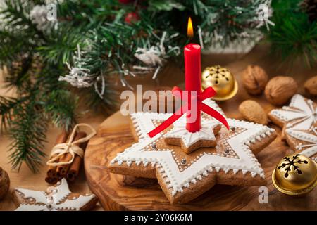 In casa di panpepato candela per Natale con jingle bells Foto Stock