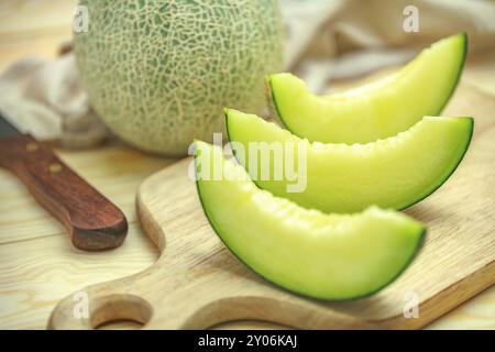 Dolci fresche melone verde sul tavolo di legno Foto Stock