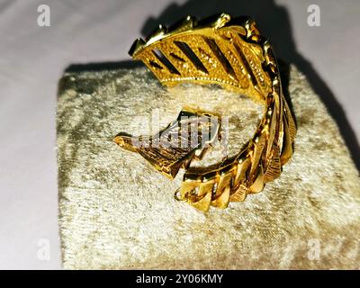 Bracciale in oro rotto, gioielli o gioielli, oggetti decorativi indossati per ornamenti personali, un articolo di gioielli che viene indossato intorno al polso, Decre Foto Stock