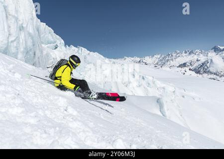 La lunghezza totale dello sci su neve fresca. Sciatore professionista fuori pista in una giornata di sole sullo sfondo del ghiacciaio Foto Stock