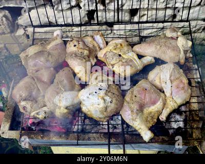 Quarti di pollo su griglia grigliati e grigliati con fiamma di carbone, grigliata di carne di pollo cotta su carbone, festa al barbecue di pollo Mesahab di notte, s. Foto Stock